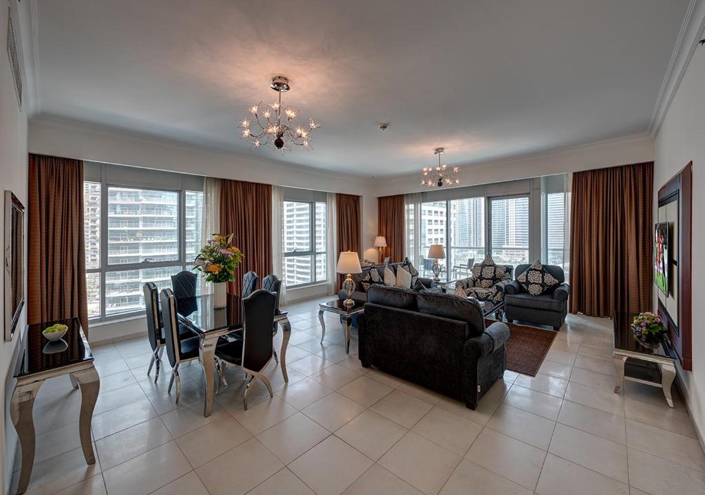 Luxe woonkamer en eethoek in Marina Hotel Apartments Dubai