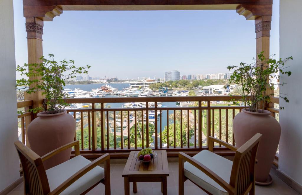 Uitzicht vanaf balkon Park Hyatt Dubai op jachthaven en boten aan Dubai Creek