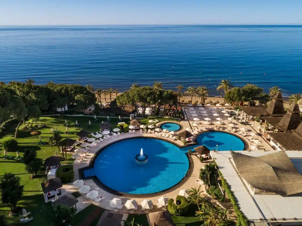 Luchtfoto van Don Pepe Gran Meliá in Marbella met luxe zwembaden aan zee – top 10 beste luxe hotels in Spanje