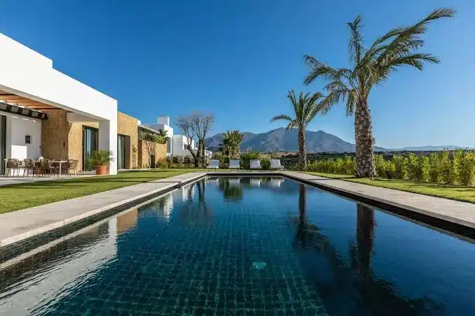 Infinity pool met uitzicht op bergen bij Finca Cortesin in Andalusië
