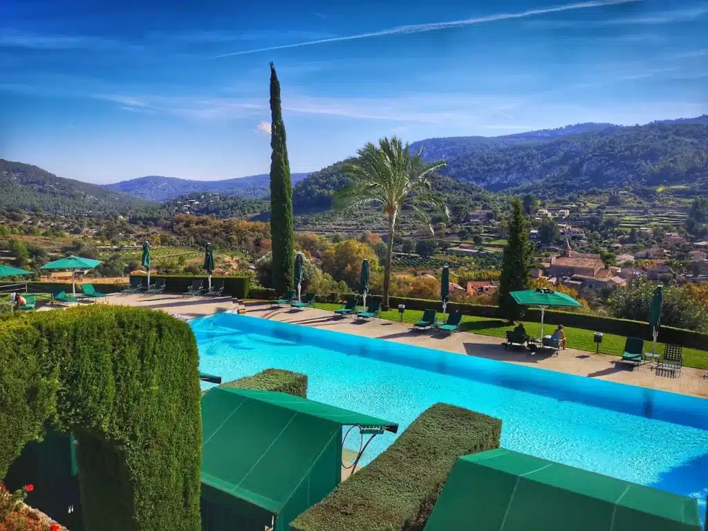 Zwembad met uitzicht op wijngaarden bij Gran Hotel Son Net in Mallorca