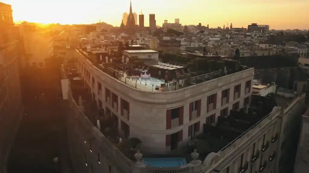 Luxe rooftop zwembad van Hotel 1898 aan La Rambla in Barcelona bij zonsondergang