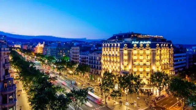 Verlicht hotelgebouw Majestic Hotel & Spa aan Passeig de Gràcia in Barcelona