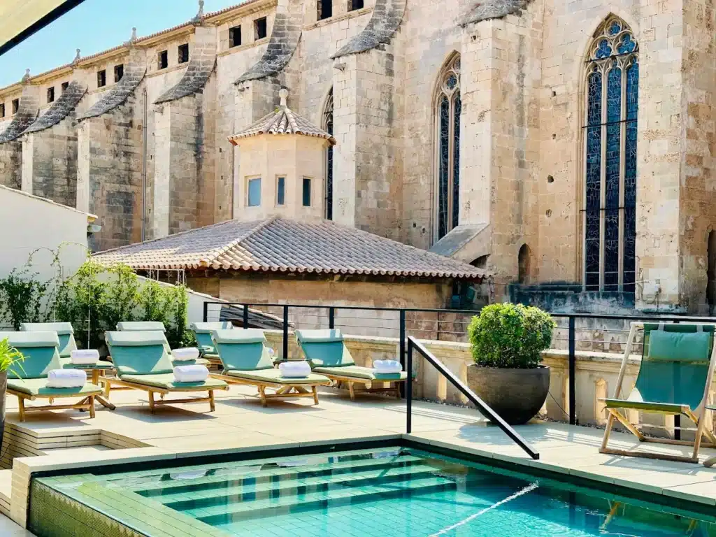 Dakterras met zwembad en uitzicht op kathedraal in Palma de Mallorca