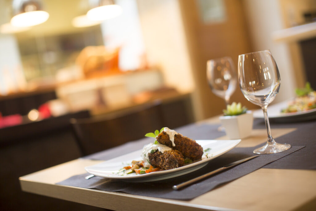 Gastronomisch hoofdgerecht geserveerd in restaurant nabij Don Pepe Gran Meliá Marbella