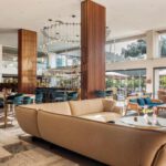 Elegante lobby van Don Pepe Gran Meliá Marbella met zitgedeelte en designinterieur
