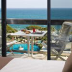Privébalkon met uitzicht op het zwembad en de zee in Don Pepe Gran Meliá Marbella