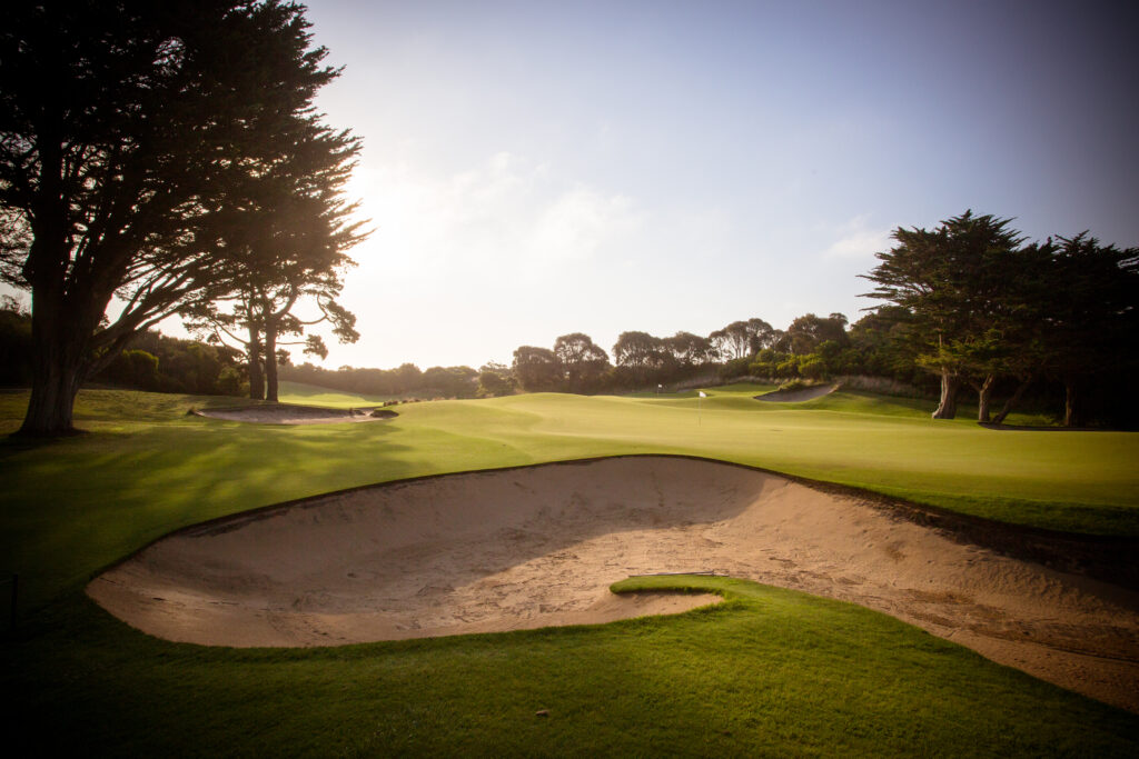 Golfbaan nabij Don Pepe Gran Meliá Marbella met bunker en groene fairways bij zonsopgang