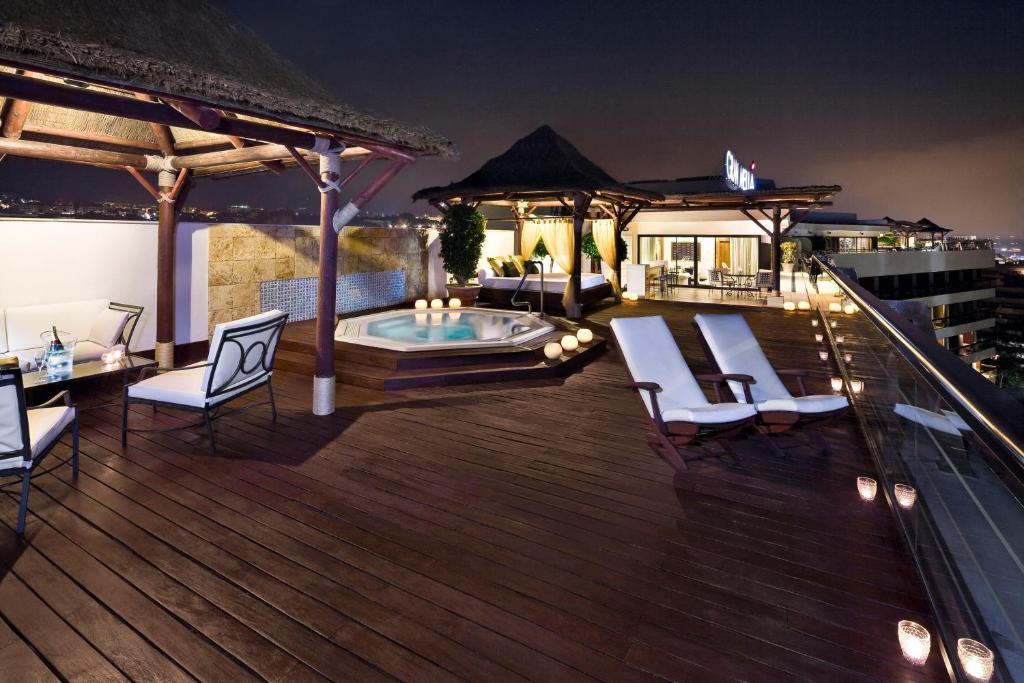 Rooftop spa met jacuzzi en loungebedden bij Don Pepe Gran Meliá Marbella