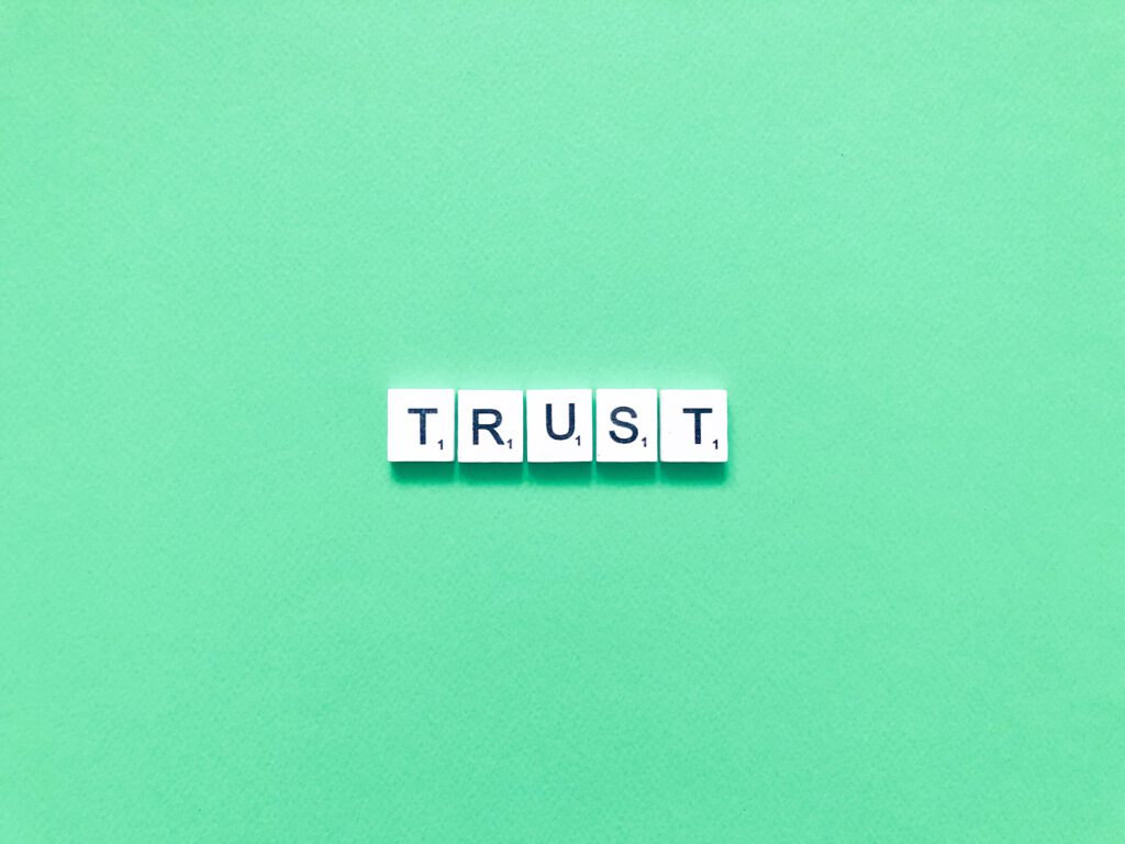 Woord TRUST in scrabble-stijl als symbool voor klantvertrouwen bij Don Pepe Gran Meliá Marbella