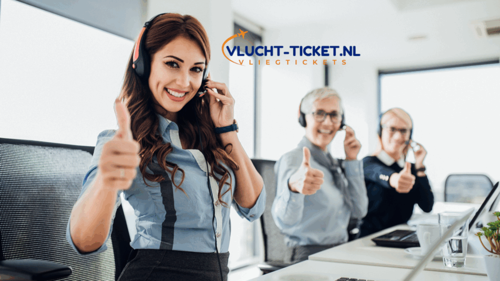 Klantenserviceteam van Vlucht-Ticket.nl met headsets geeft duim omhoog in moderne kantooromgeving
