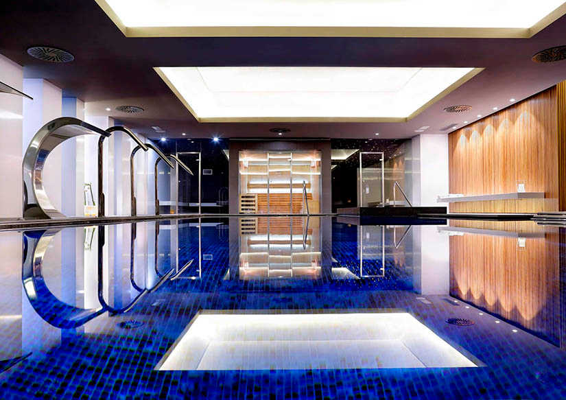 Thermaal binnenzwembad met lichtpanelen in Wellness & Spa Don Pepe Gran Meliá Marbella.