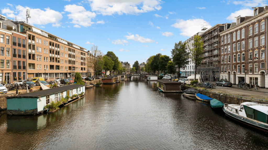 Gracht in Amsterdam-West nabij Balboastraat, vertrekpunt voor goedkope vliegtickets vanaf Schiphol
