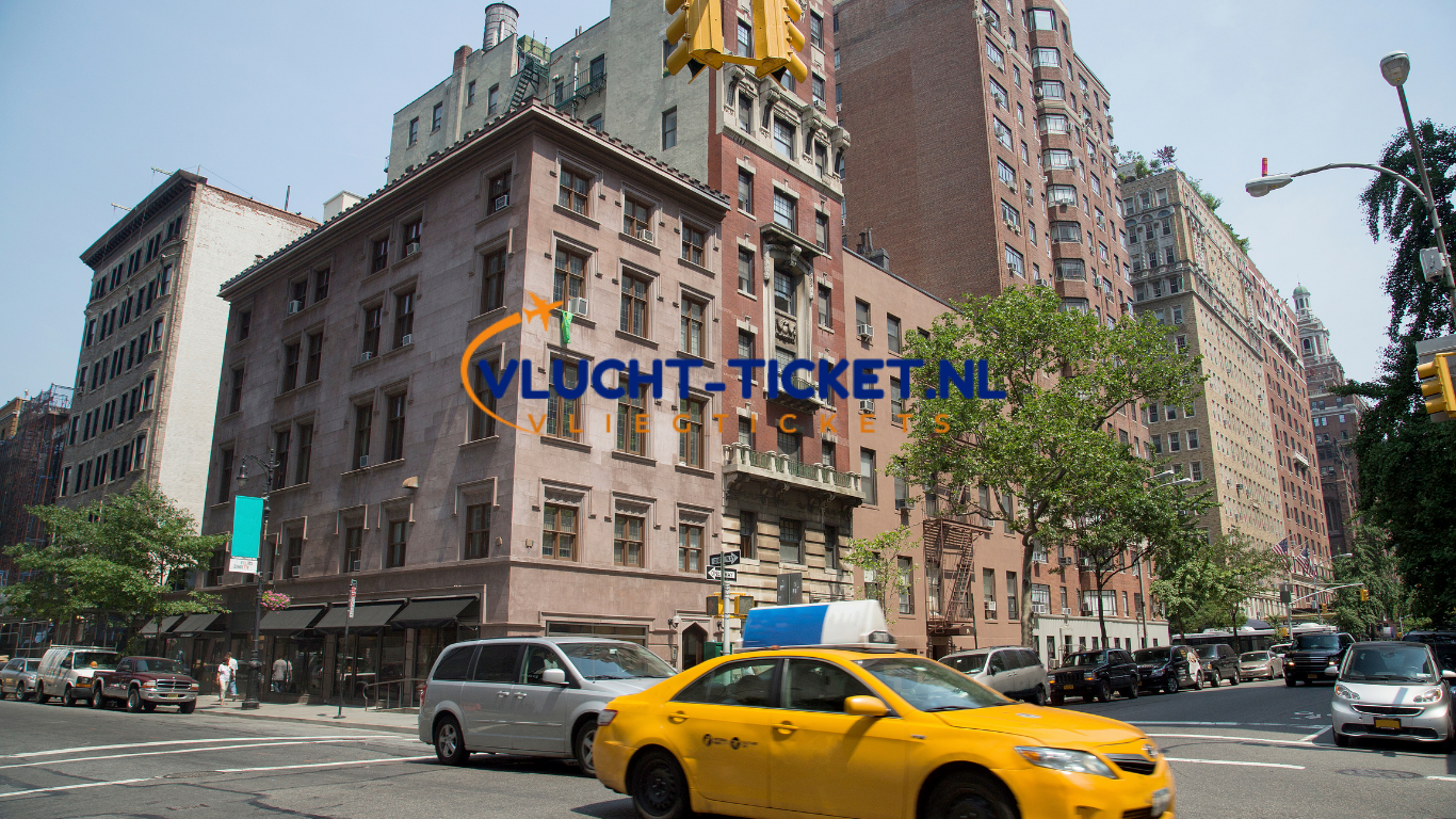 Vliegtickets New York – iconische straat met yellow cab taxi en historische gebouwen in Manhattan, boek voordelig via Vlucht-ticket.nl