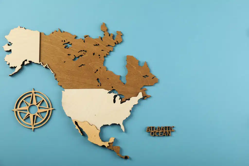 Wereld bestemmingen Noord-Amerika met houten kaart en kompas.