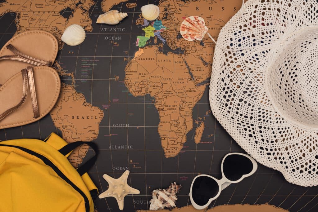 Wereld bestemmingen Afrika met hoed, rugzak en schelpen.