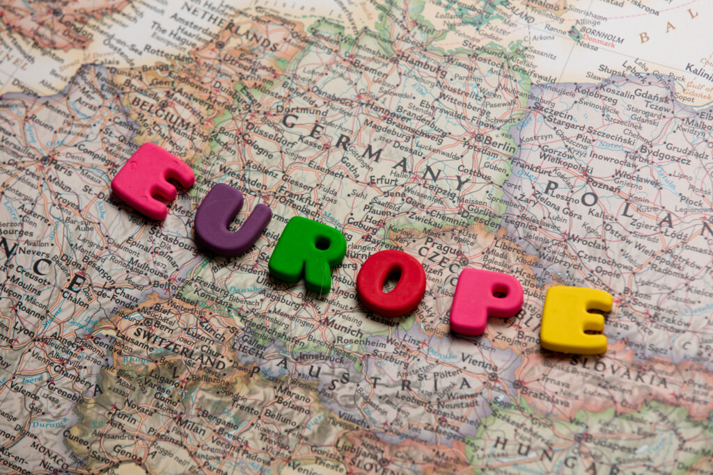 Wereld bestemmingen Europa op kaart met kleurrijke letters.
