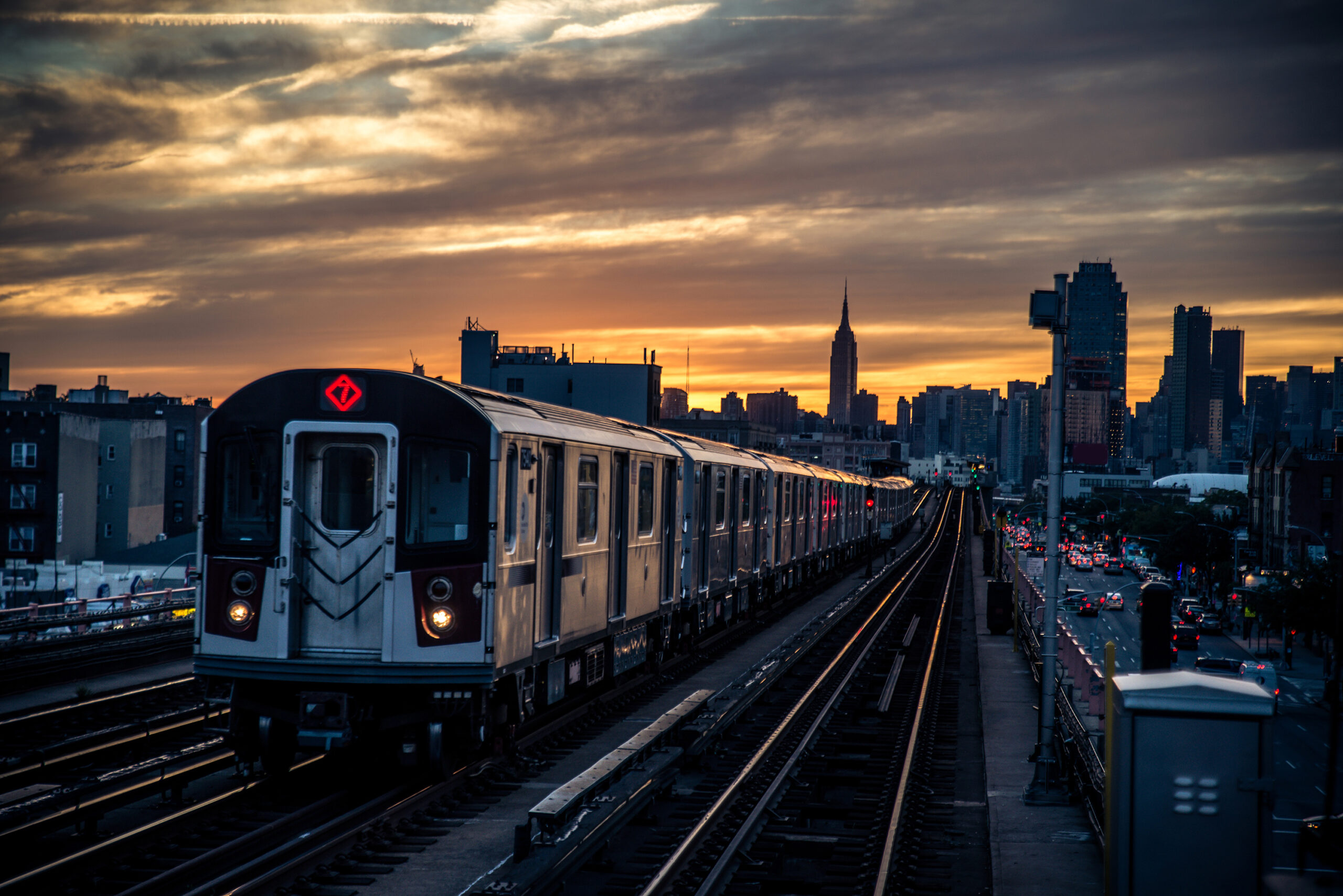 Subway trein in New York bij zonsondergang – complete gids voor New York vervoer