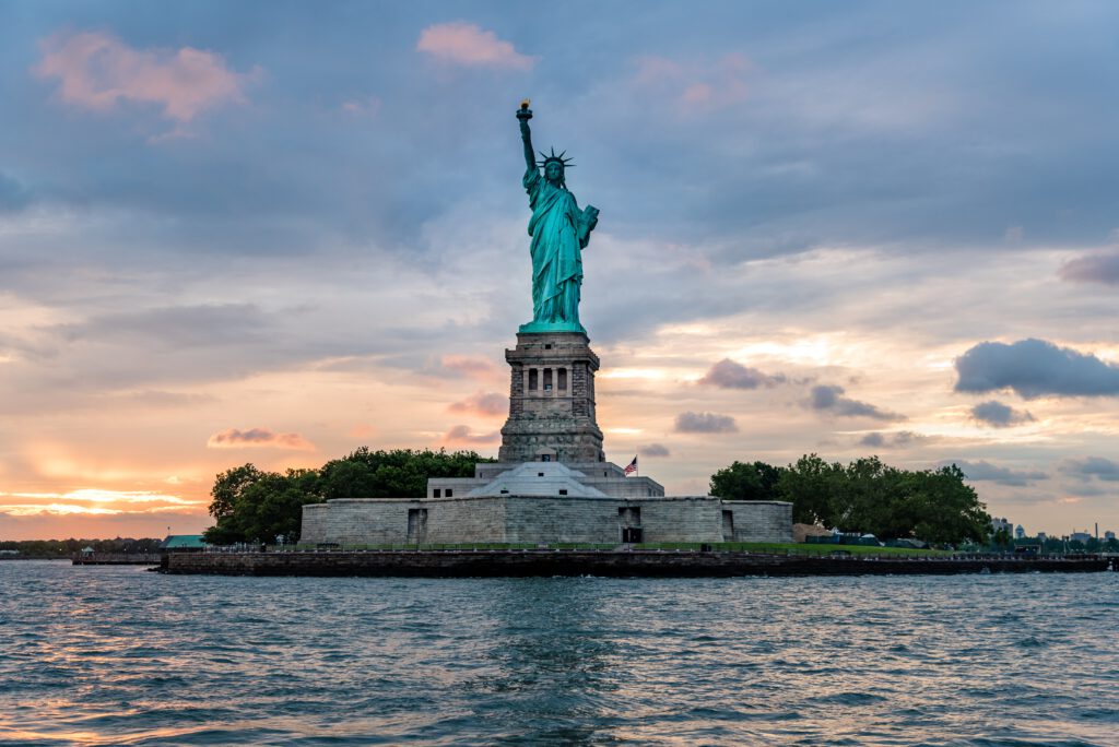 Statue of Liberty bij zonsondergang – symbool in de complete gids voor New York