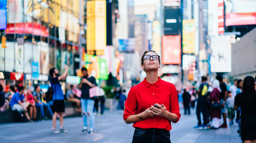 Toerist in Times Square tijdens citytrip met goedkope vliegtickets New York via Vlucht-Ticket.nl
