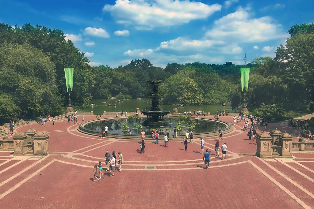 Bezoek Central Park: Bethesda Fountain en Terrace in New York met uitzicht op The Lake
