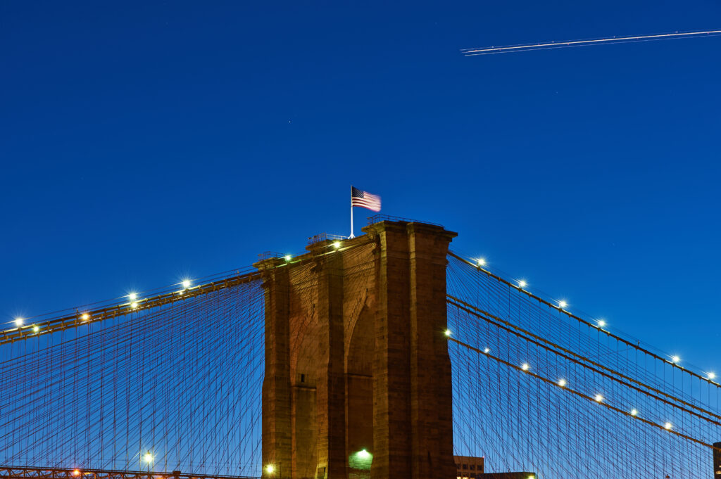 Bezoek Brooklyn Bridge en bewonder de iconische pilaren met Amerikaanse vlag