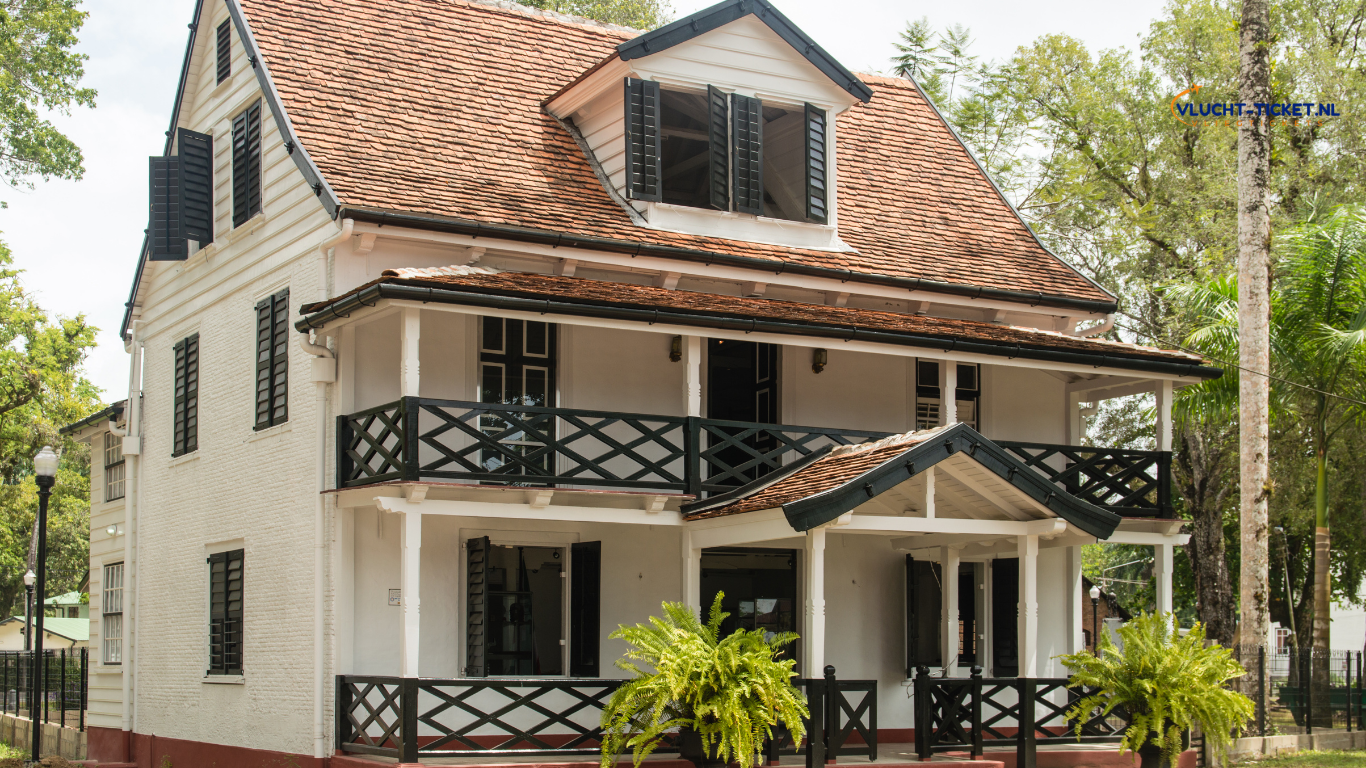 Oude sleepboot aan de rivier in Paramaribo met tropische achtergrond.