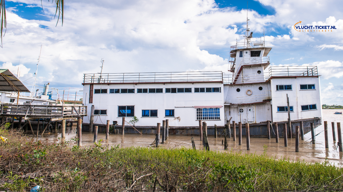 Klassiek koloniaal woonhuis met houten veranda in Paramaribo.