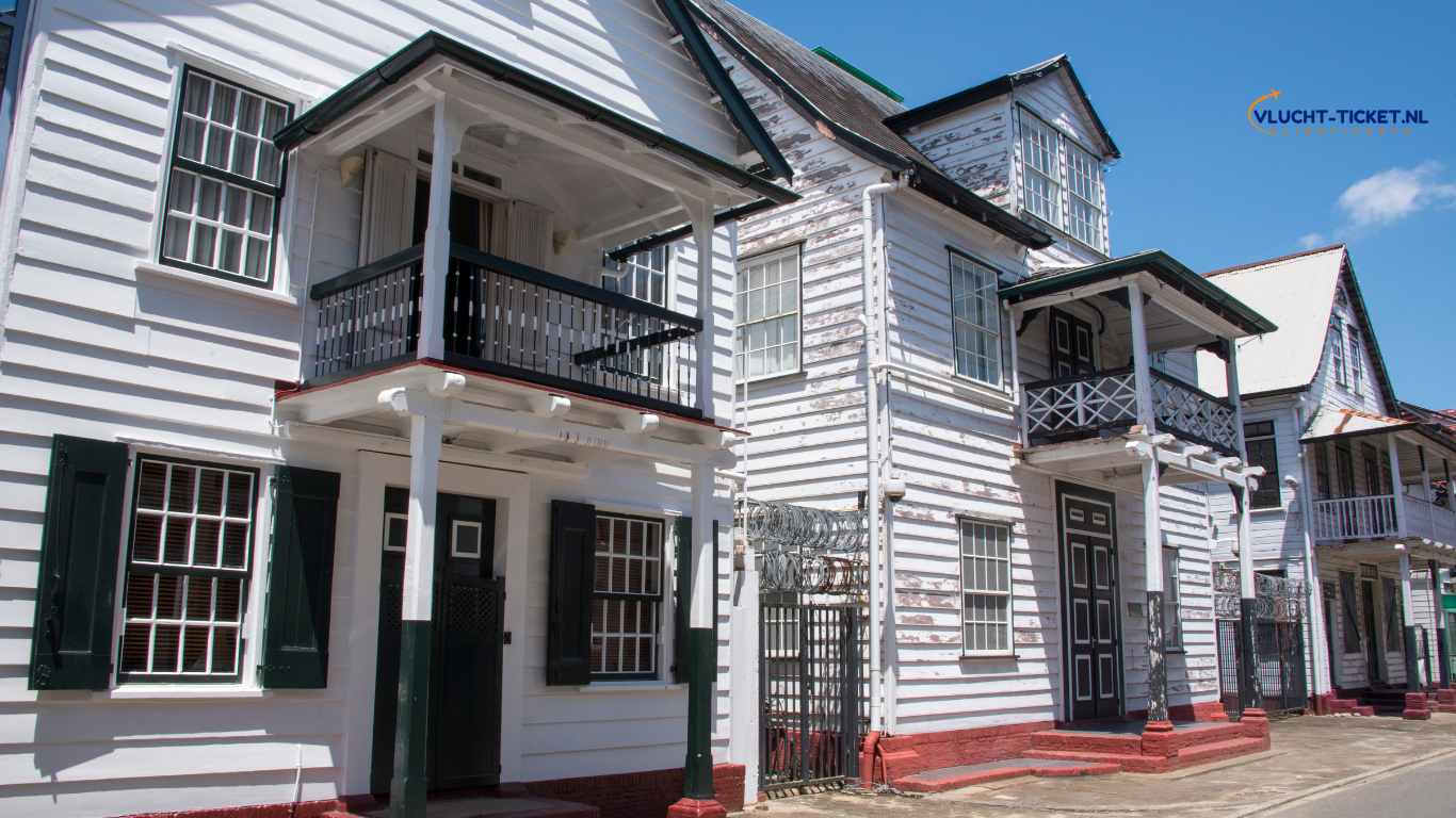 Straatbeeld met witte houten huizen in de binnenstad van Paramaribo.