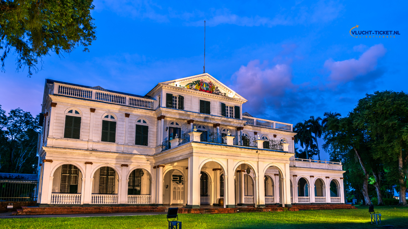 Historische synagoge en kerk naast elkaar in Paramaribo, symbool van religieuze harmonie.
