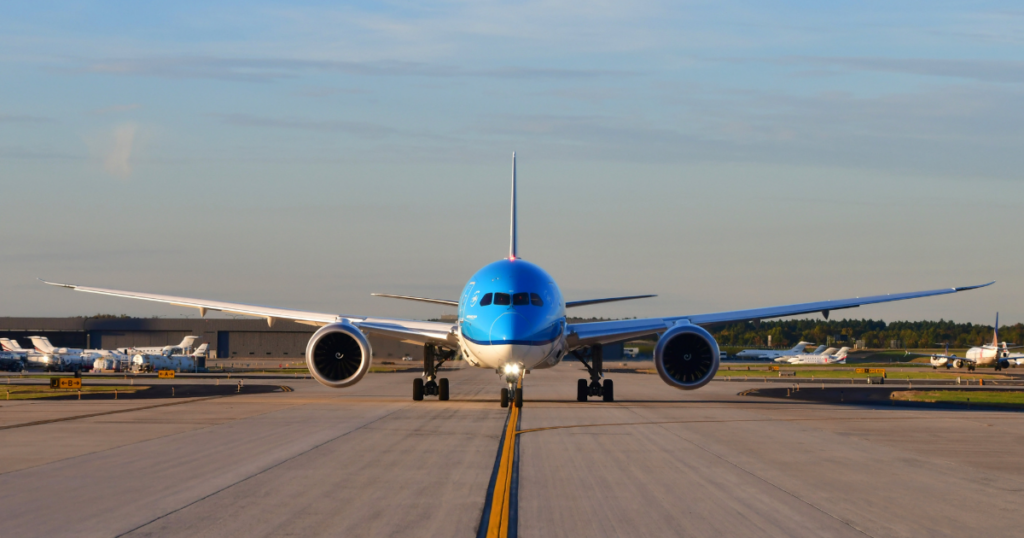 Frontaal aanzicht van een KLM-passagiersvliegtuig op een taxibaan bij informatie over KLM vliegtickets op Vlucht-Ticket.nl.