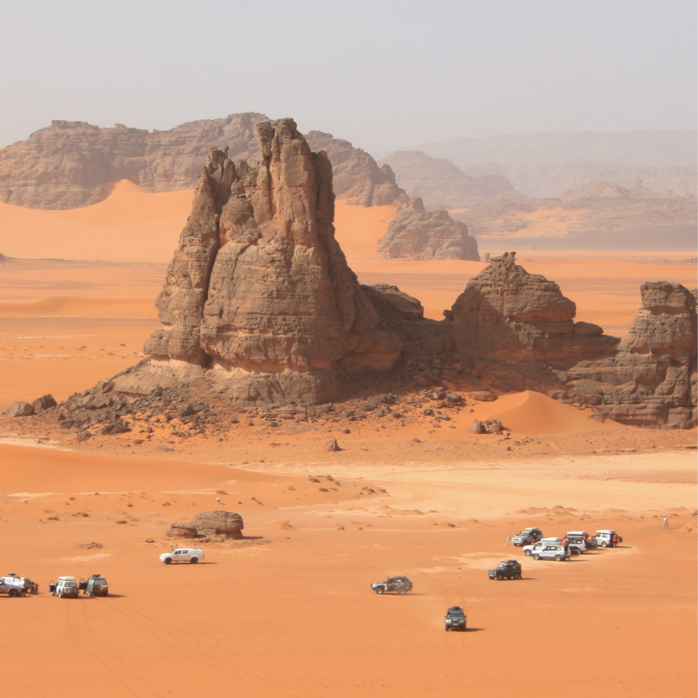 Woestijnlandschap in Tamanrasset, Algerije – indrukwekkende rotsformaties en safariwagens