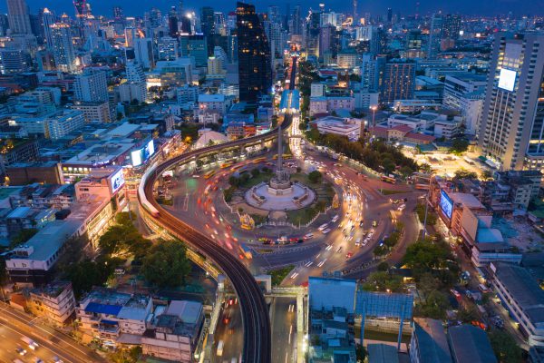 Luchtfoto van een druk verkeersknooppunt in Bangkok, Thailand, met een indrukwekkende skyline bij nacht.