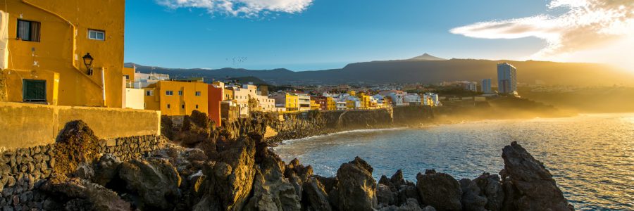 Uitzicht op het kleurrijke dorp Punta Brava op Tenerife tijdens een prachtige zonsondergang, ideaal voor een last minute reis naar de Canarische Eilanden.