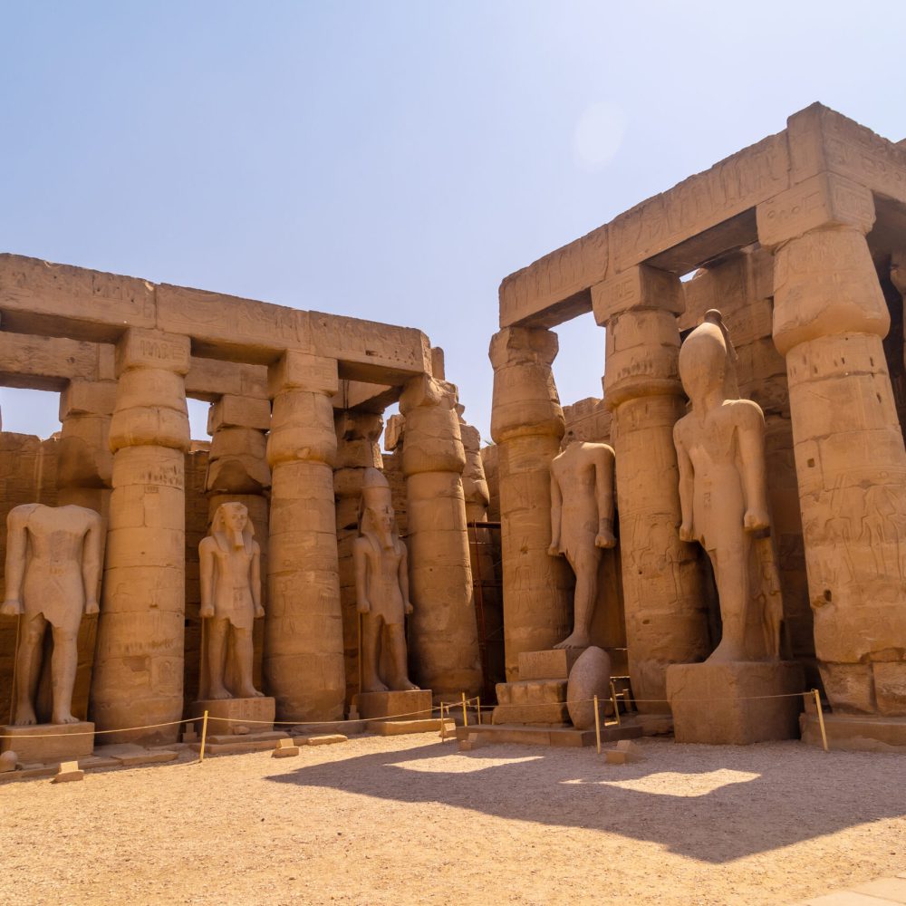 Historische beelden en pilaren in oude Egyptische tempel – vliegtickets bestemming Egypte