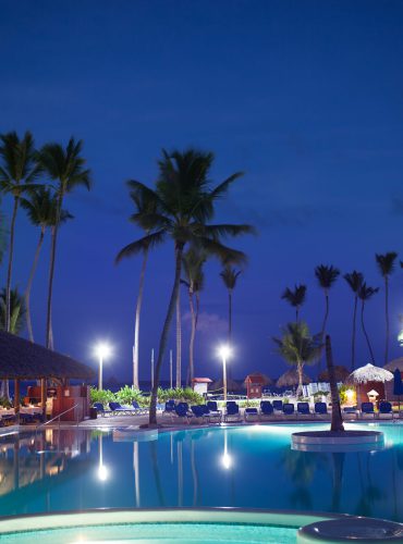 Zwembad omringd Verlichte zwembaden bij een tropisch resort in Australië, omringd door palmbomen, ideaal voor moslimreizigers. Boek via vlucht-ticket.nl / hotels.