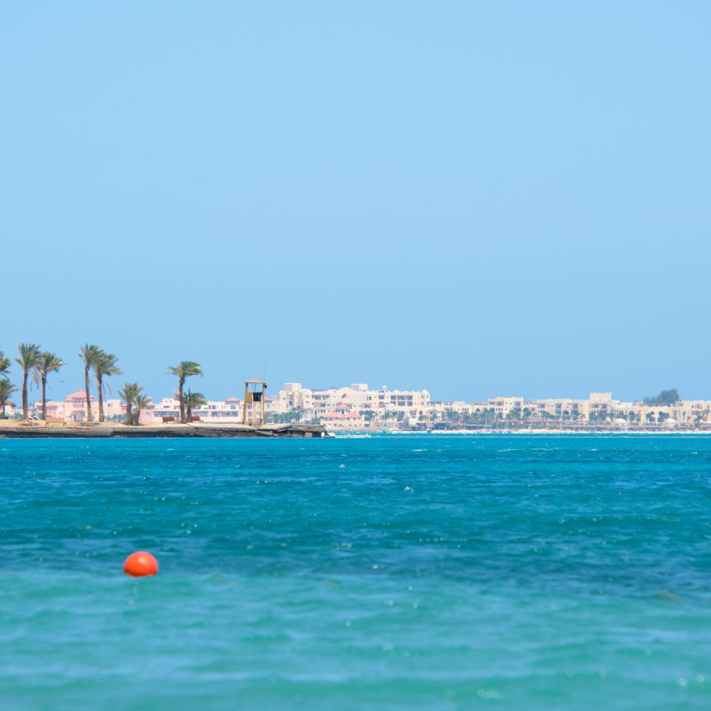 Tropische kust en helderblauw water bij Hurghada – vliegtickets bestemming Egypte
